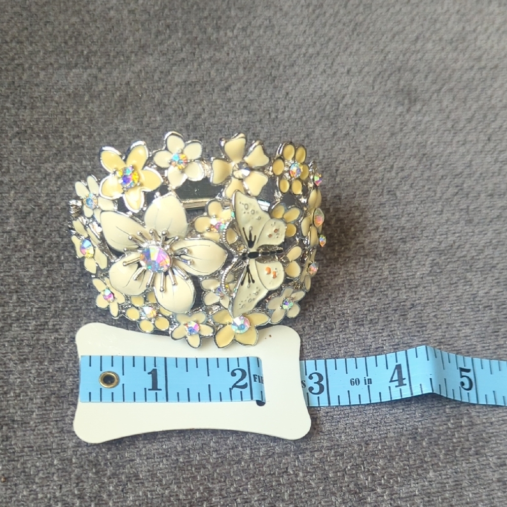 *. Floral Silver and Cream Bracelet